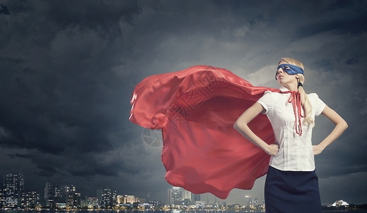 超级女人穿着红色斗篷具的轻自信的女人图片