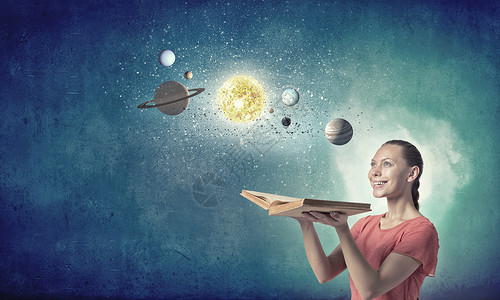 带书的女孩轻的女人,带着书探索太阳系的行星图片