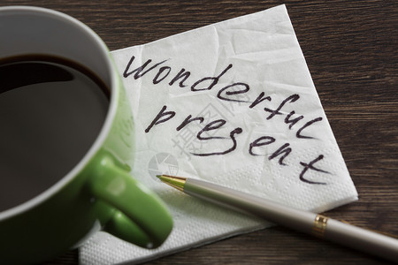 写餐巾纸上的短语写餐巾纸上的浪漫信息木桌上的咖啡图片