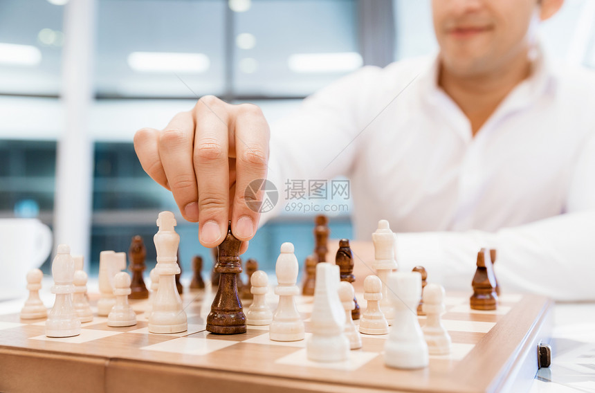 两个商人办公室里下棋战略游戏图片