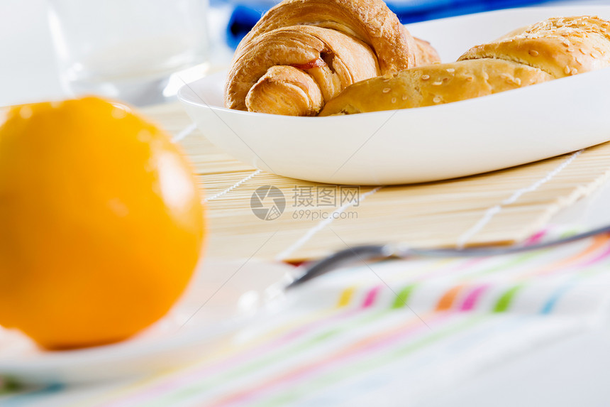 美味的早餐早餐桌上牛角包杯咖啡图片