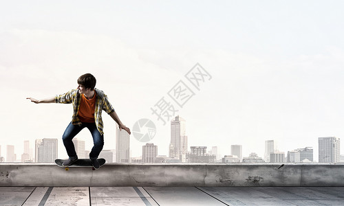 男孩骑滑板活跃的家伙骑滑板建筑屋顶背景图片