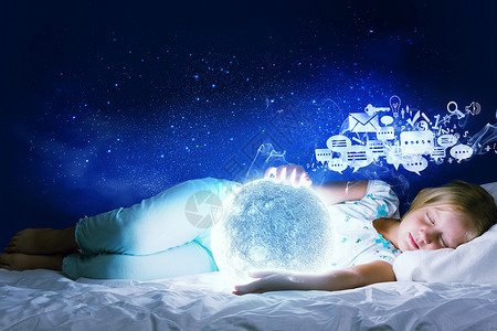 晚安女孩躺床上,手里着月亮夜间高清图片素材