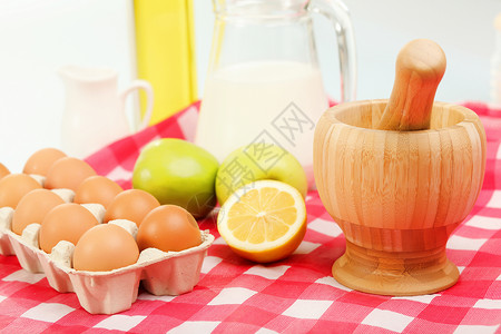 杯子里的牛奶桌子上的鸡蛋图片