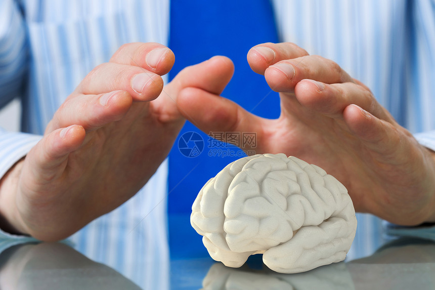 保护心理健康小心地握住人类大脑的手图片