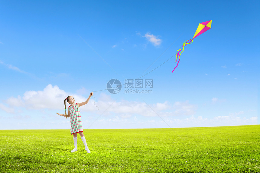 带风筝的女孩小女孩草地上玩风筝的形象图片