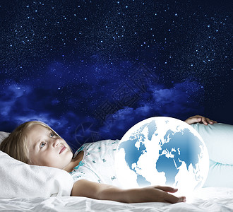 晚安女孩躺床上,手里着地球行星月亮高清图片素材