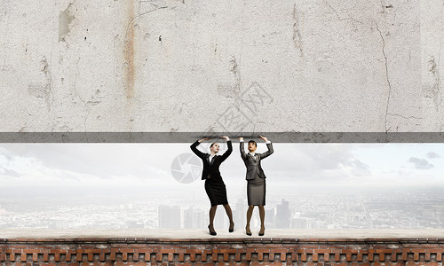女人搬墙两个女商人举水泥墙文字的位置图片