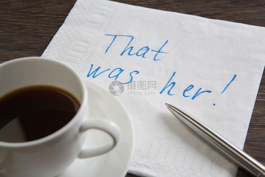 那她写餐巾纸上的信息木制餐巾纸上的咖啡杯图片