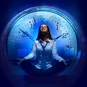 时钟时间轻的女商人坐蓝色背景下,时钟接口图片