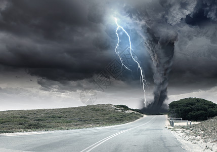 龙卷风黑色龙卷风漏斗道路上的闪电图片