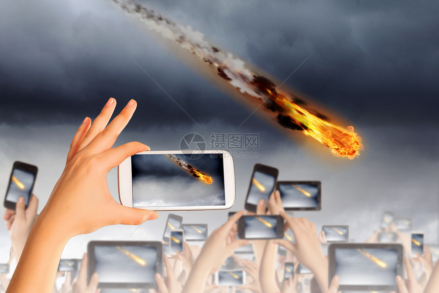 坠落的陨石人们手机相机上拍摄坠落陨石的照片图片