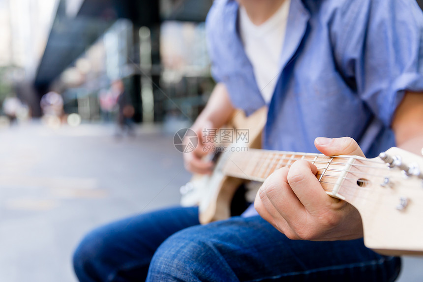 城市里带吉他的轻音乐家城市中轻音乐家与吉他的肖像图片