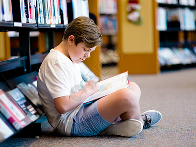 图书馆里书的男孩图书馆里的男孩背景图片