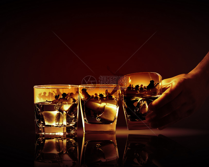 三杯威士忌手着三杯威士忌中的杯加冰派插图图片