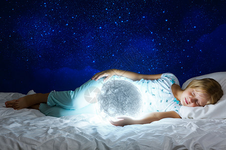 晚安女孩躺床上,手里着月亮枕头高清图片素材