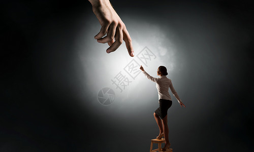 上帝手指帮助帮助的手轻的女人站椅子上伸手寻求帮助背景