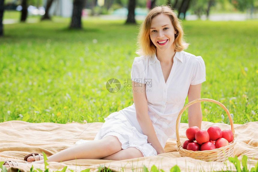 带苹果的女孩夏天公园里带着苹果的轻漂亮女人图片