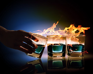 三杯燃烧的翡翠苦艾酒三杯燃烧的翡翠苦艾酒的图像高清图片