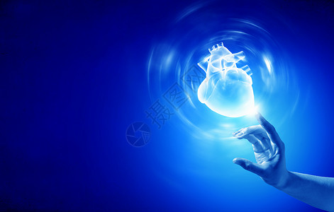 心脏护理特写人的手蓝色背景上触摸人的心背景图片