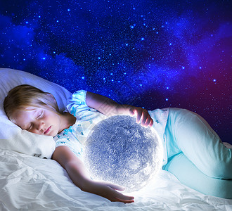 晚安女孩躺床上,手里着月亮困乏的高清图片素材