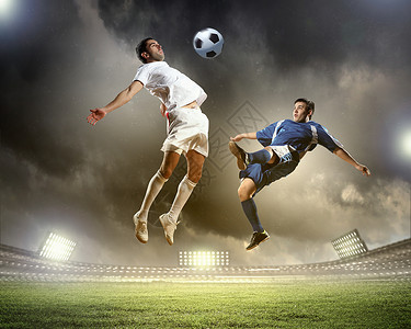 两个足球运动员体育场两名足球运动员的形象图片