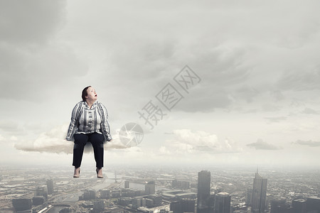 胖女人女素材胖女人加上大小女人随意坐云上背景
