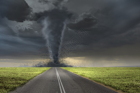 龙卷风路上强大的巨大龙卷风路上扭曲的图像图片