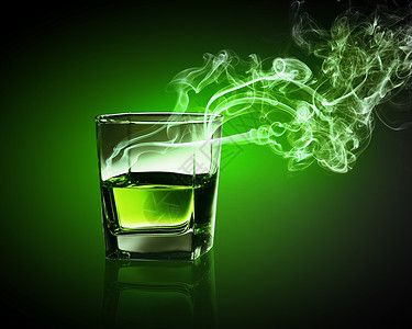 杯绿色的苦艾酒杯带着烟雾的绿色苦艾酒图片