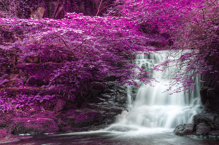 惊人的瀑布交替的超现实的彩色景观背景图片