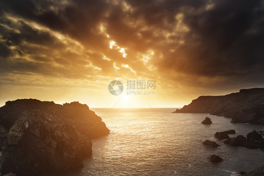令人惊叹的日落景观岩石望向大海图片