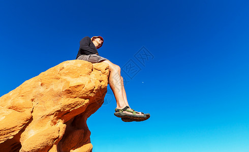 人陡峭的悬崖上图片