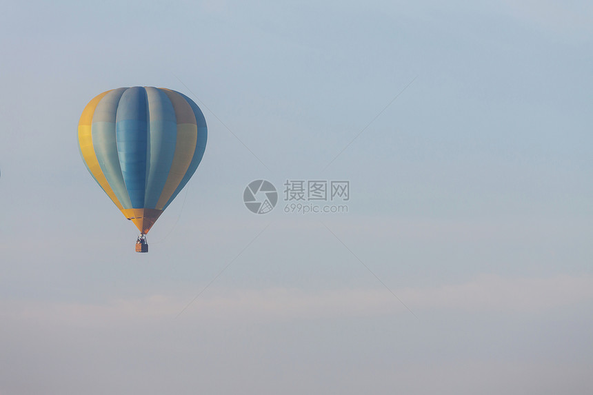 蓝天上的气球图片