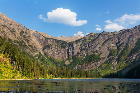 蒙大州冰川公园的雪崩湖图片