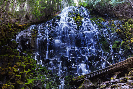 雷蒙娜瀑布俄勒冈州,美国潮湿的高清图片素材