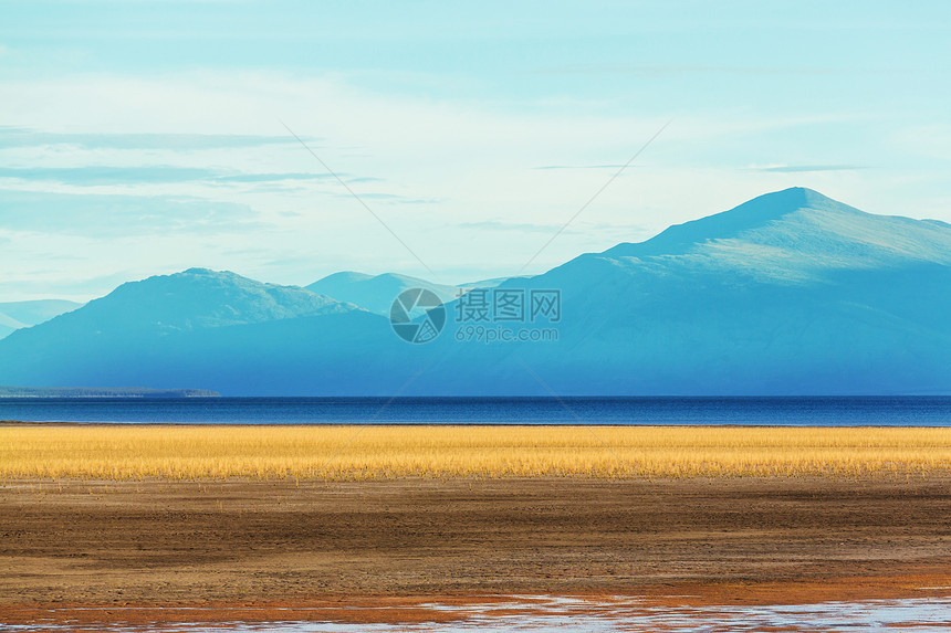 加大湖边的宁静景象图片