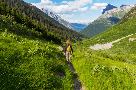 山上徒步旅行的人自然高清图片素材