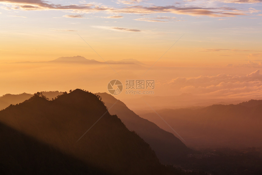 印度尼西亚爪哇岛山区美丽的日出时,阳光的美妙光芒图片