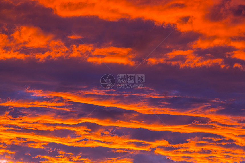 日落时寻常的风暴云天空的鲜红橙色适合背景图片