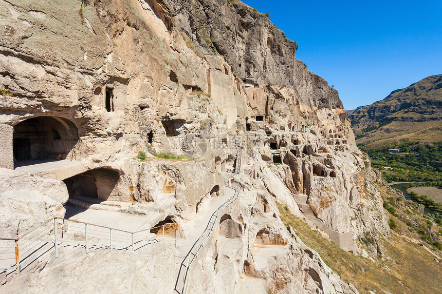 瓦尔扎埃鲁舍蒂山山坡上挖掘出来的个洞穴修道院遗址图片