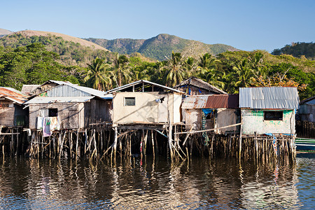 贫民窟的房子住海里的高跷上图片