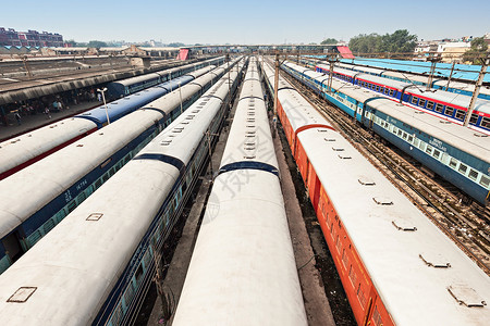 印度新德里火车站的许多火车图片