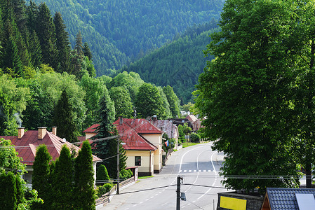 山景穿过小山村的路图片