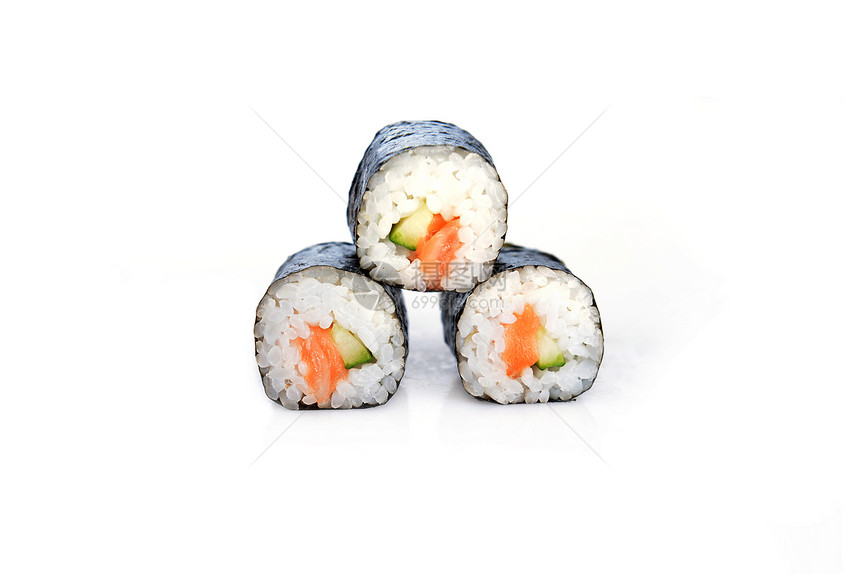白色背景上美味的寿司卷图片