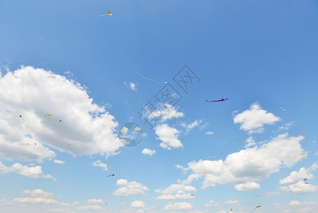 蓝天上美丽的风筝图片