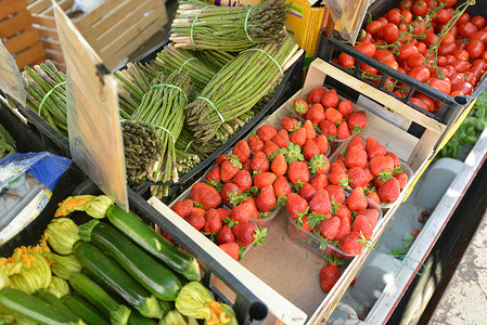 柜台上红色草莓蔬菜图片