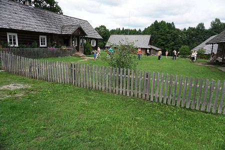 农村被篱笆包围的房子图片