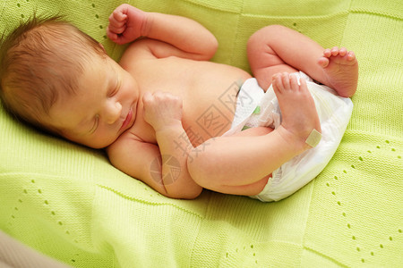 茧中周大的新生婴儿人高清图片素材