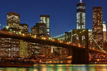 布鲁克林大桥与曼哈顿下天际线纽约市夜间金融的高清图片素材