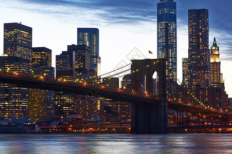布鲁克林大桥与曼哈顿下天际线纽约市晚上图片